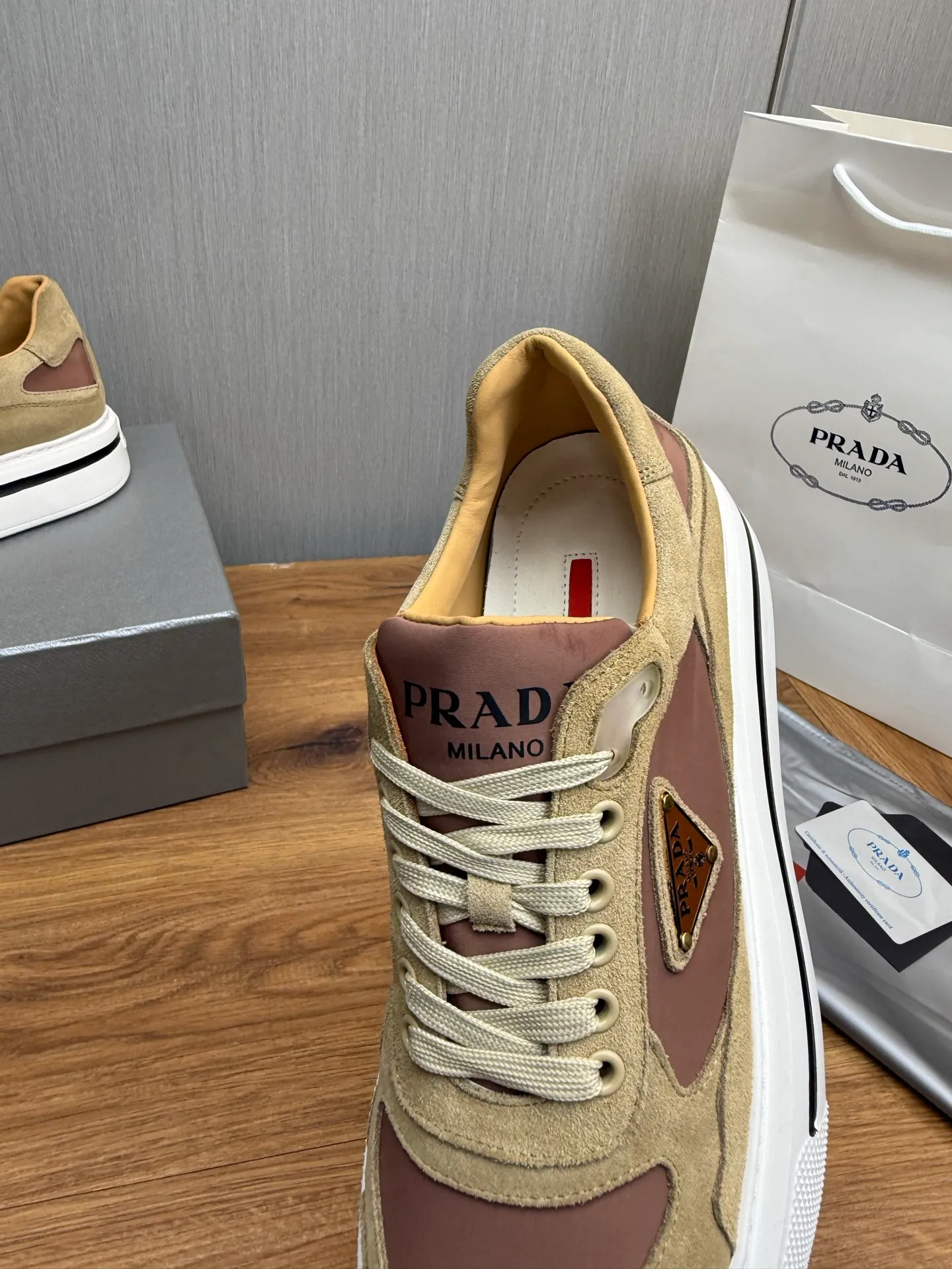 Men's shoes 💰580💰 [PRADA] Hot-selling men's shoes shipped 👏Official website synchronized ⬆️ Original cowhide fabric + cowhide lining, cowhide feet 🐮 1:1 shipment ✔️Original original sole, 38-45 (45. Customized, non-refundable)